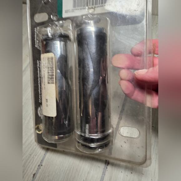 Harley Davidson Flame Hand Grips 2008-Later Touring Models 56518-08 Chrome/Black - Picture 6 of 11